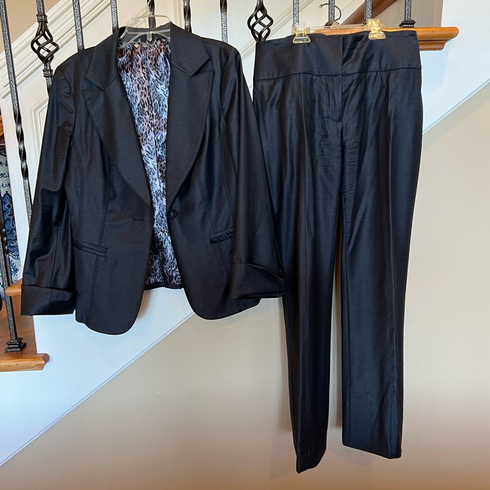Bebe Classic charcoal gray Women's Pants Suit blazer size 8 and pants size 6
